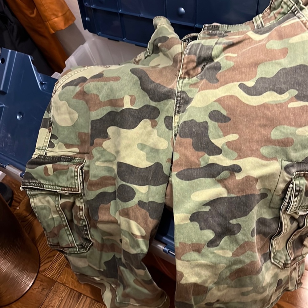 Rude camo cargo shorts. EUC.